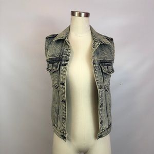 SOLD NWOT Brandy Melville Acid Wash Denim Vest🖤